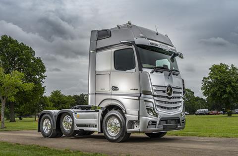 mercedes-benztrucksreachesforthestarswithexceptionalactrosledition3