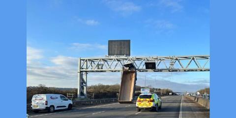 The tipper truck bed collided with the overhead gantry on the M5